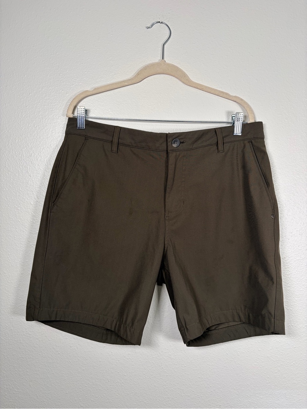 Vuori Men's Olive Performance Flat-Front Shorts